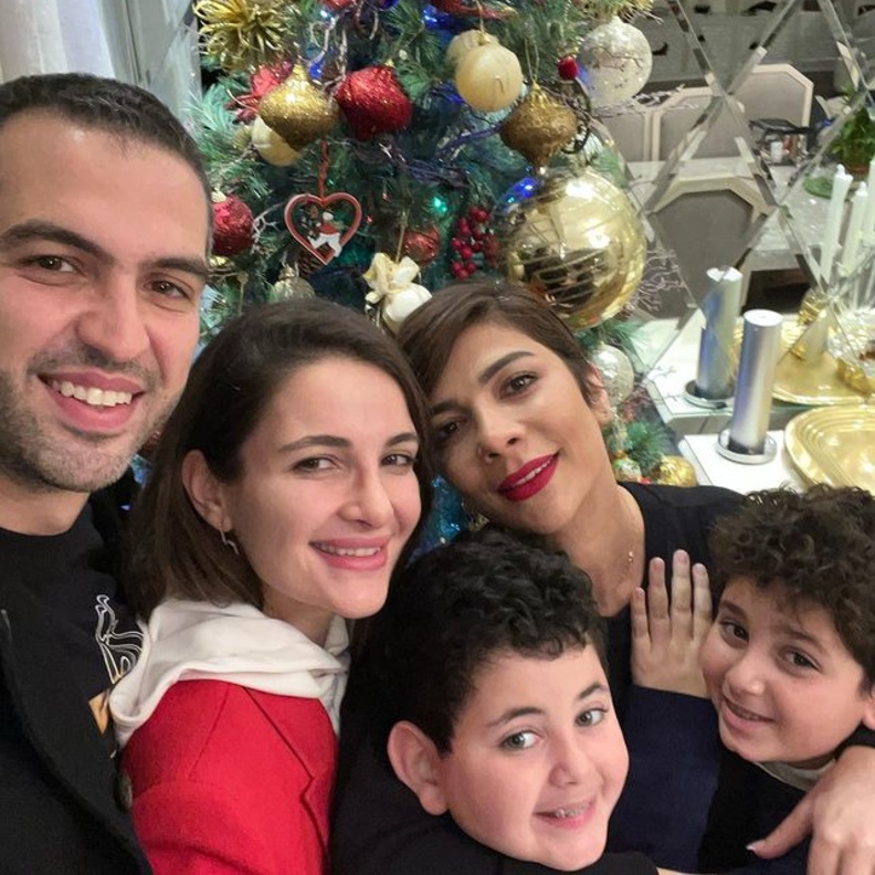 صور عائلية مبهجة للنجوم في وداع نهاية عام 2021