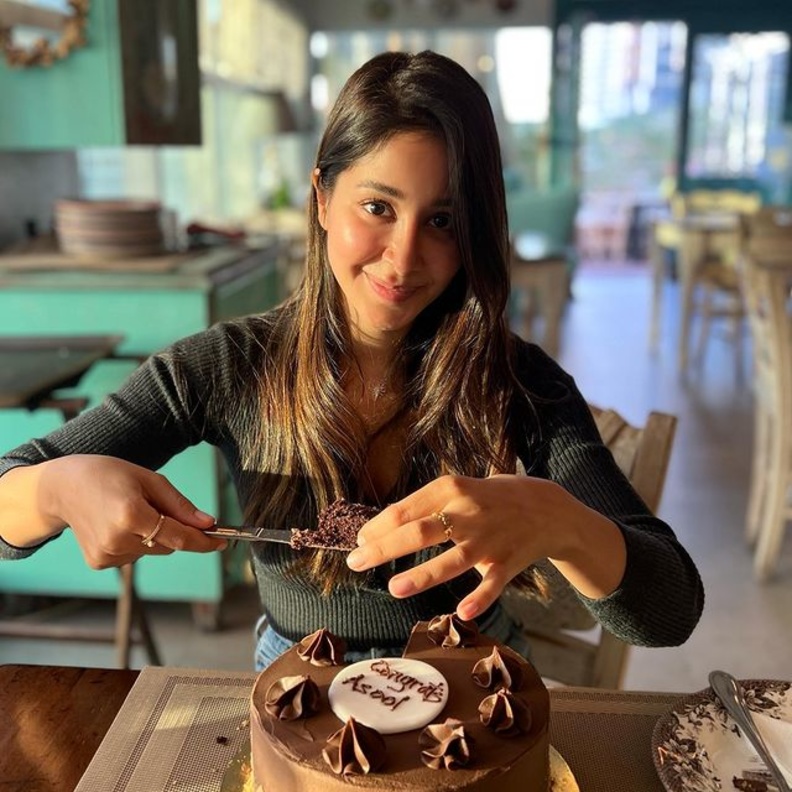  أسيل عمران تحتفل بإنجازاتها للعام 2021