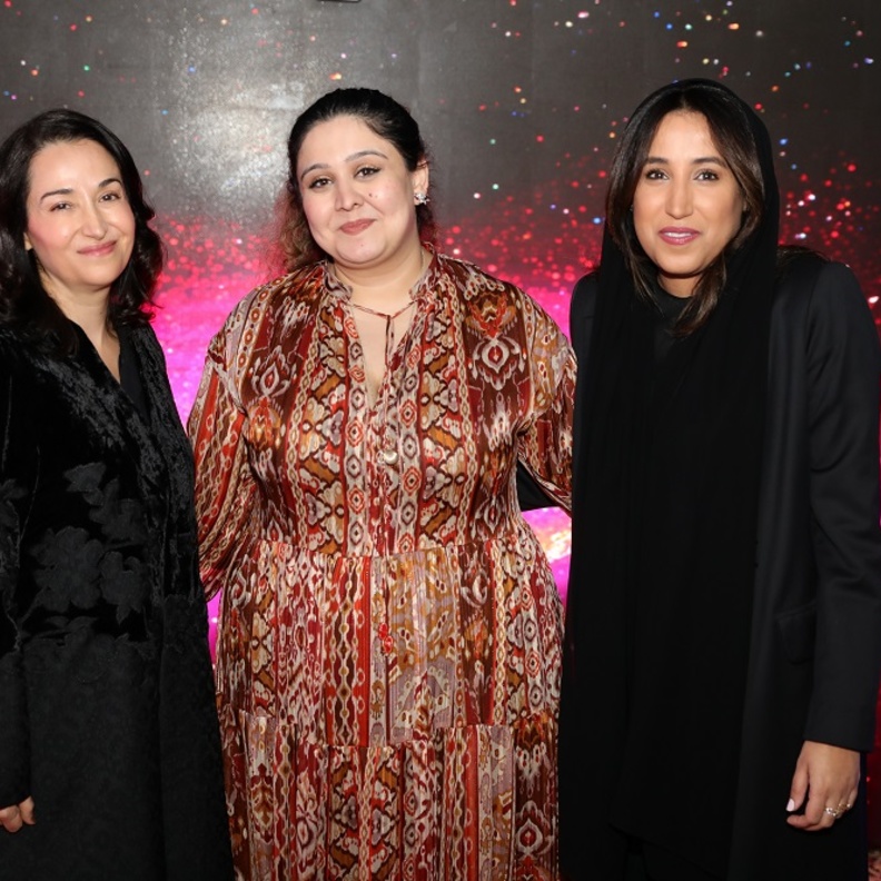 الرئيسة التنفيذية للمجموعة السعودية للأبحاث والإعلام جمانة الراشد والفنانة سارة شكيل ورئيس تحرير مجلة هي مي بدر