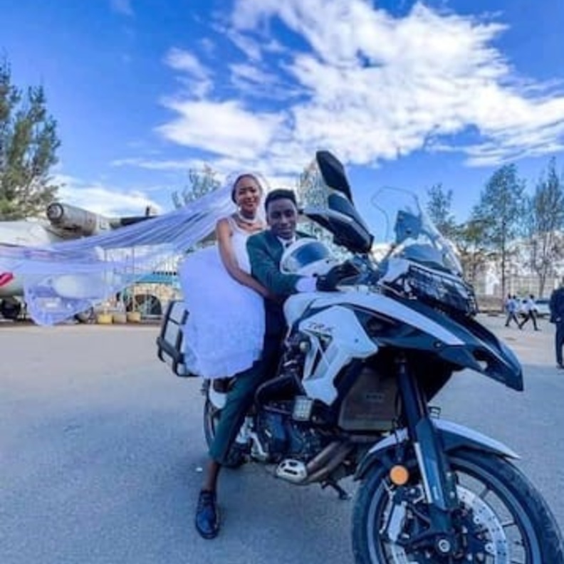 عريس يفاجئ بـ50 دراجة نارية في يوم زفافه