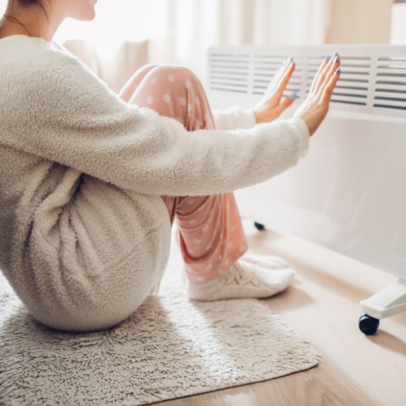 5 مشاكل صحية وراء برودة الأقدام الدائمة في الشتاء