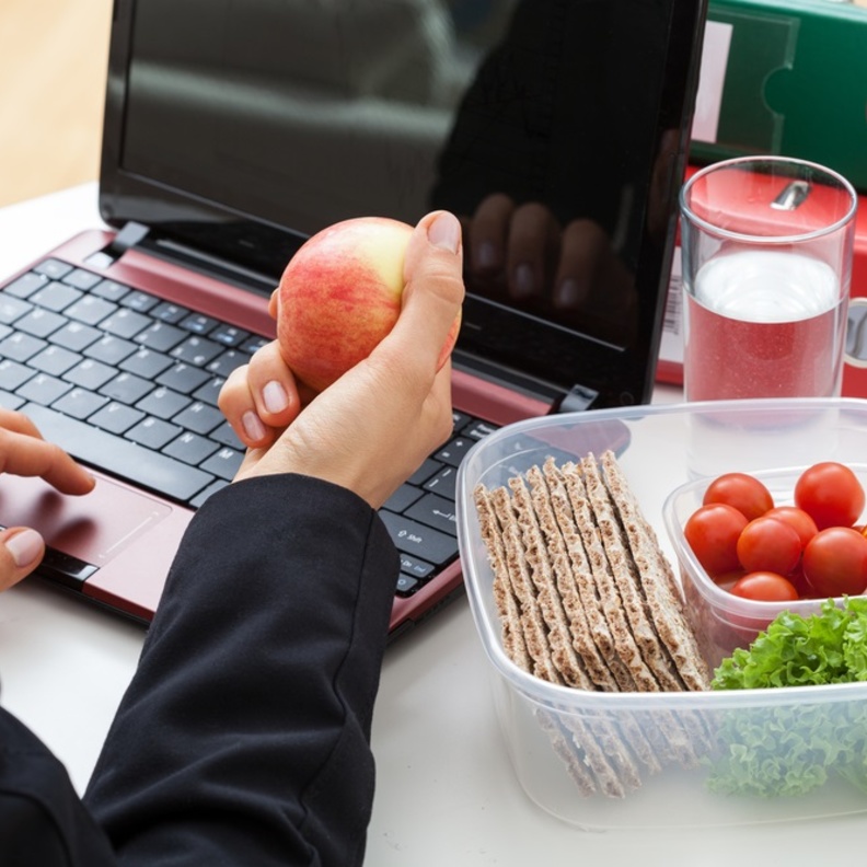 7 نصائح ذهبية لتناول الطعام اثناء العمل