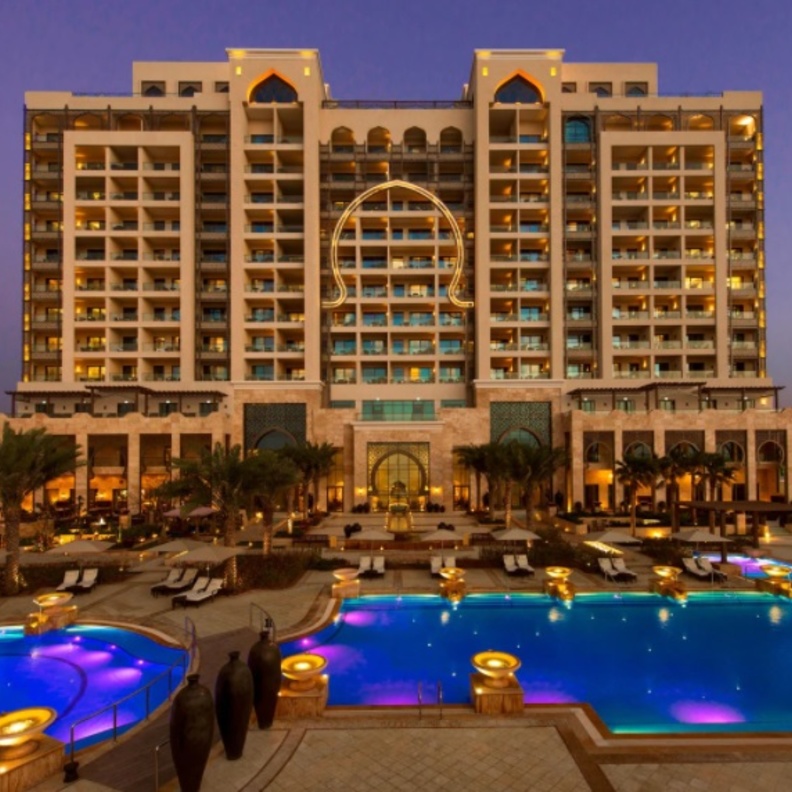 فندق عجمان سراي.. تجربة فاخرة للاستجمام في أحضانأح المياه الفيروزية للخليج العربي