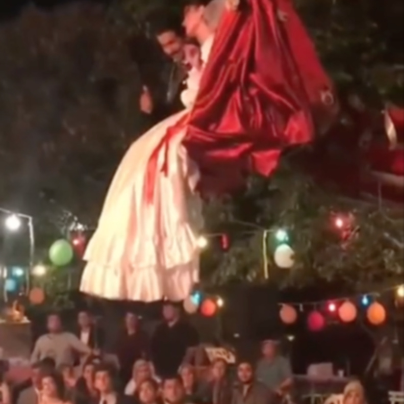 عروسان يستخدمان جرار للذهاب إلى حفل زفافهما.. شاهدوا النتيجة المؤلمة