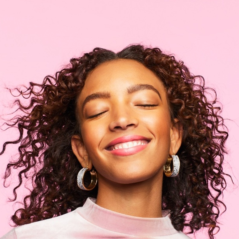 مستحضرات الماكياج الضرورية لإطلالة شتوية مثالية مع  Benefit Cosmetics