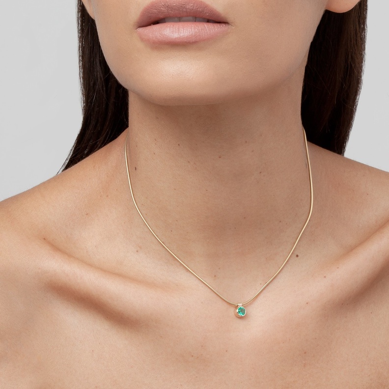 احصلي على إطلالة يومية جذابة وراقية مع قلادات الزمرد