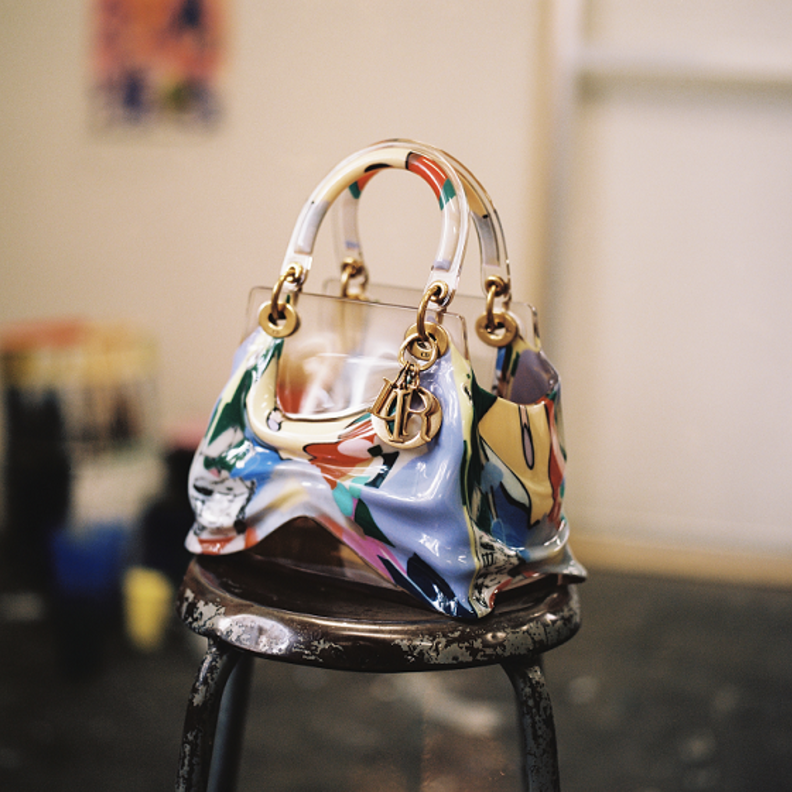 "ديور" في تعاون فني جذاب يحول حقيبة "ليدي ديور" إلى عمل فني فريد مع أنتونين هاكو