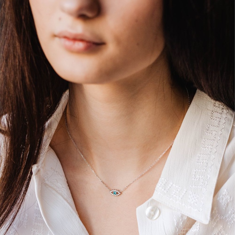 مجوهرات مبهرة بالماس الأزرق لإطلالة كاجوال جذابة