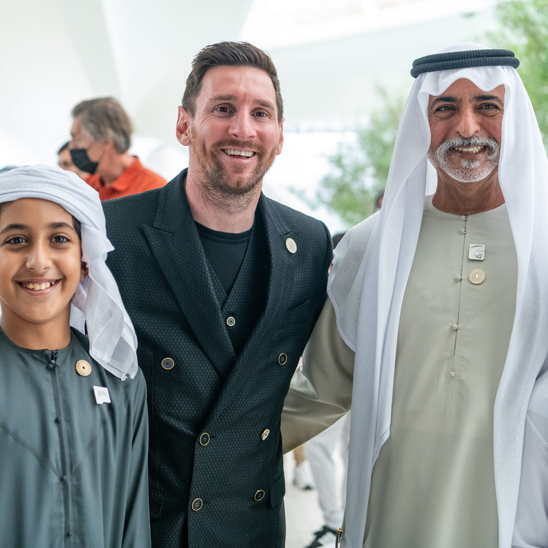 ليونيل ميسي يزور جناح الإمارات في إكسبو 2020 دبي