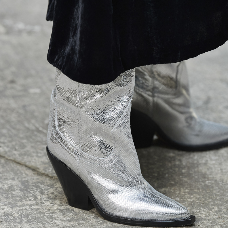 أجمل صيحات أحذية الميتاليك لإطلالة جريئة في شتاء 2022