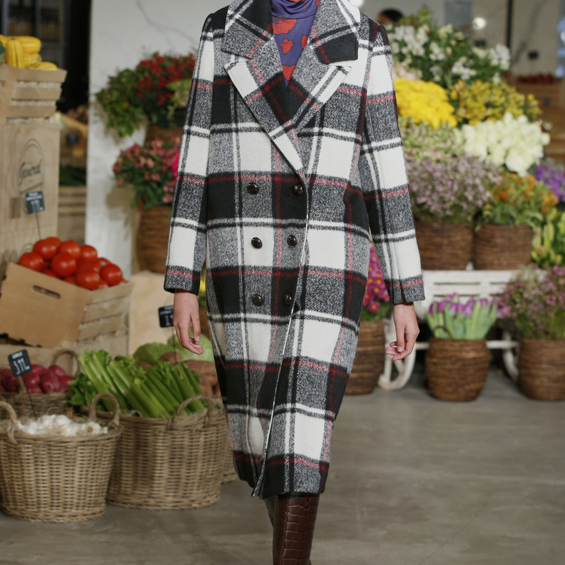 أحدث صيحات معاطف الكارو الطويلة لإطلالة عصرية في شتاء 2022