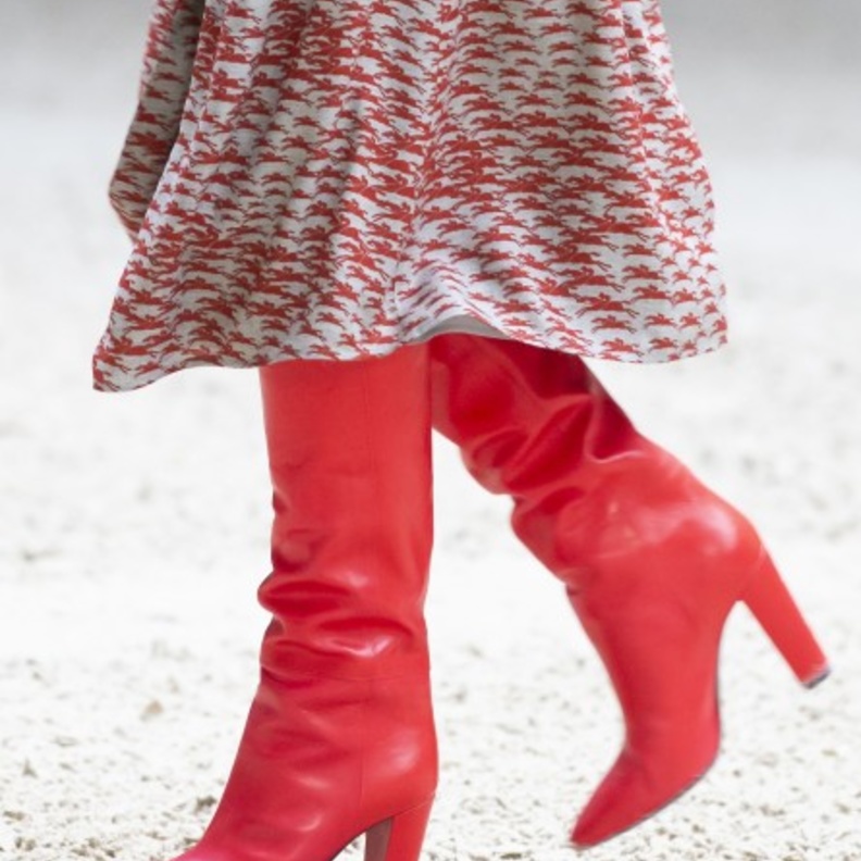 موديلات شنط وأحذية باللون الأحمر لحفلات رأس السنة 2022