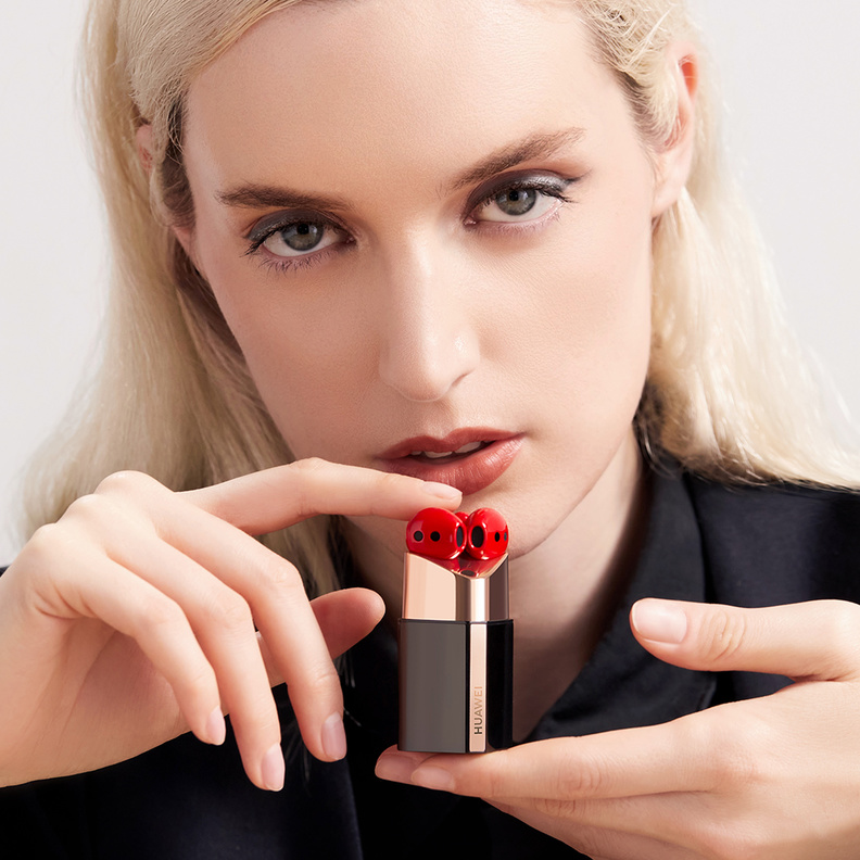 الملحق التقني الأنيق الأهم لهذا الموسم: إليكم سماعات HUAWEI FreeBuds Lipstick