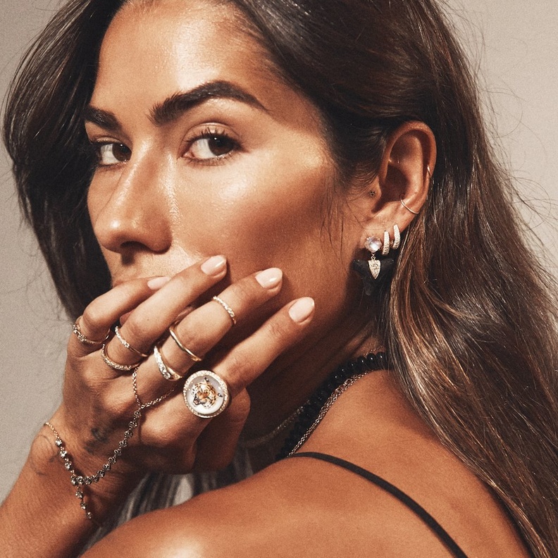 تألقي بالأقراط المرصعة بأحجار القمر