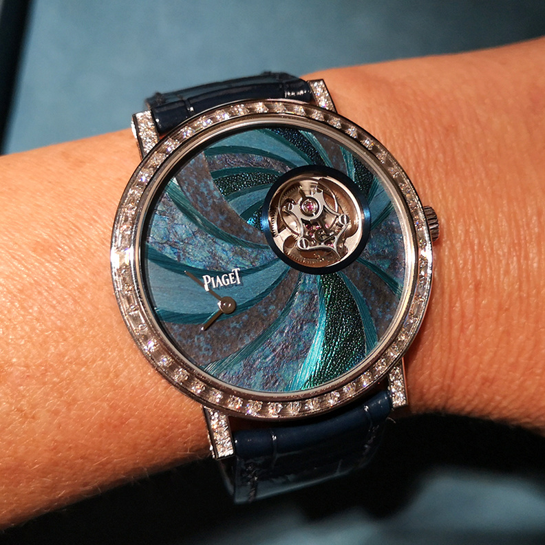 موديلات ساعات نسائية استثنائية مزخرفة بتقنية التطعيم