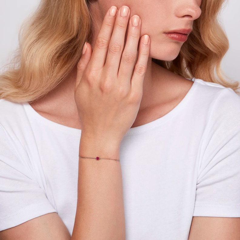 تأنقي بالياقوت الأحمر لإطلالة يومية ساحرة