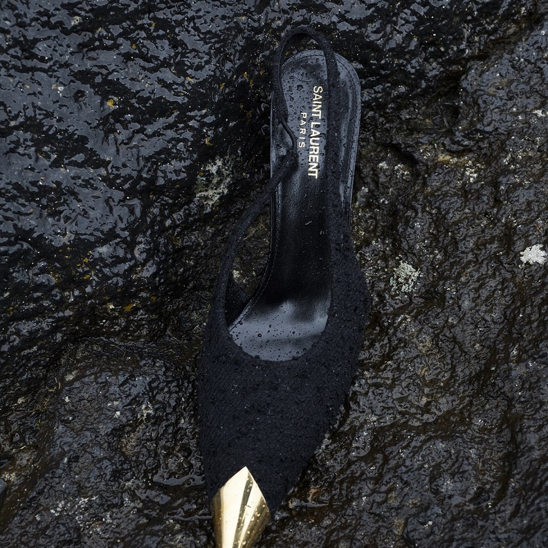 حذاء ڨيسبر بامب 90 ملم مكشوف من الخلف مصنوع من قماش التويد باللون الأسود مع شكل مثلث معدني ذهبي من الأمام 