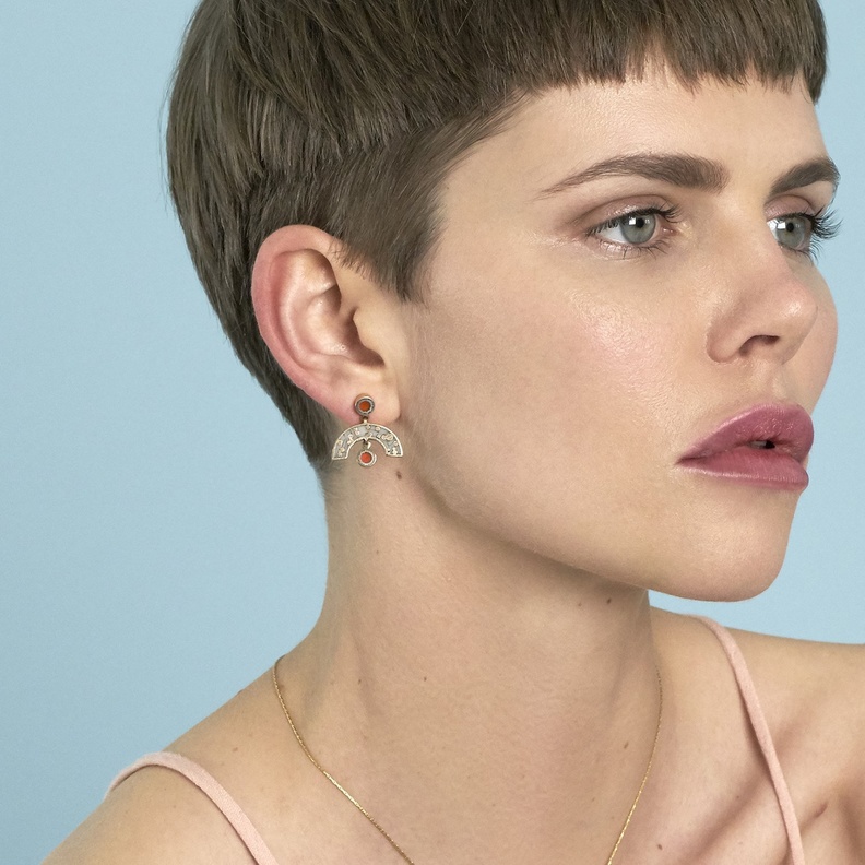 تألقي بالمجوهرات ذات التطعيم الزخرفي