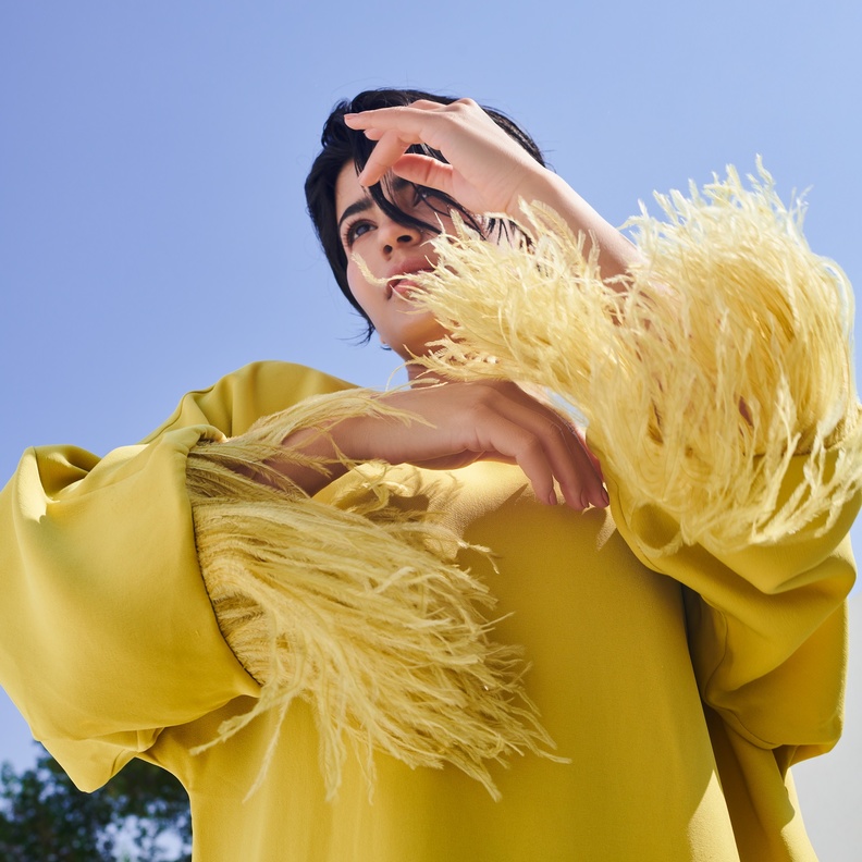 جلسة تصويرية خاصة ب "هي" مع ميلا الزهراني تضفي نسمة فرح لفساتين مناسبات نهاية العام