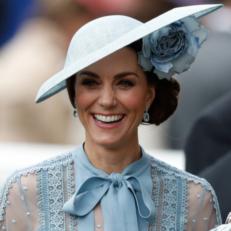 كيت ميدلتون ترتدي أحد مجوهراتها الملكية المرصعة بحجر التوباز 