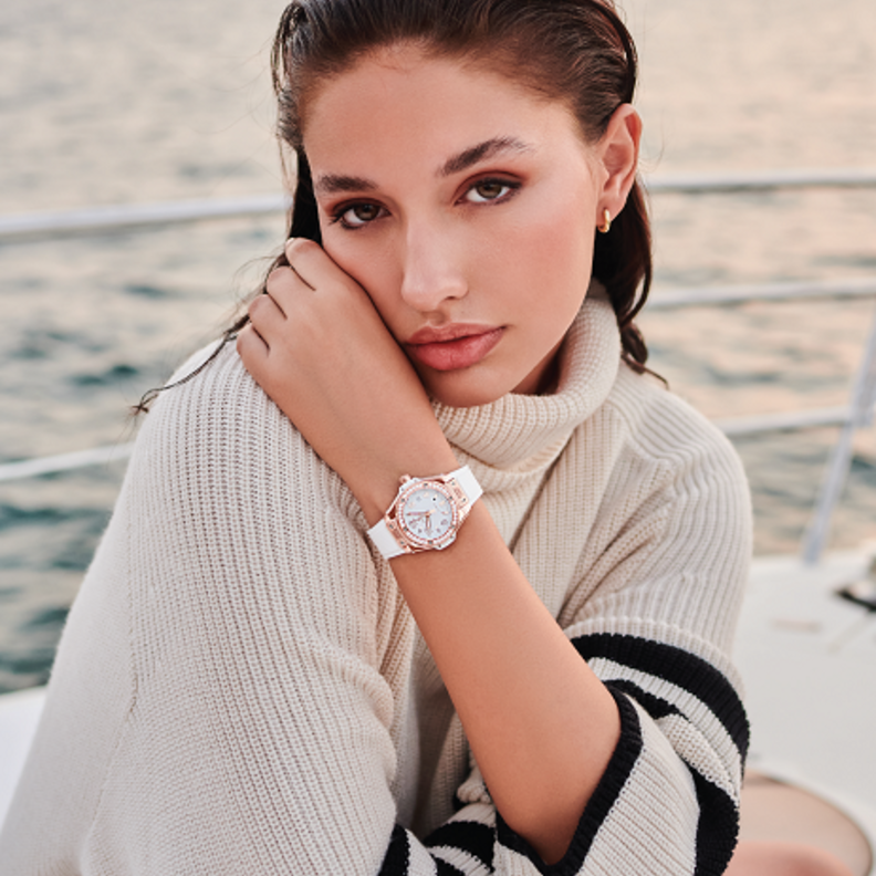 ساعة "بيغ بانغ وان-كليك" Big Bang One-Click بحزام مطاطي باللون الأبيض قابل للتبديل مع قطر 33 مم، وإطار مرصّع بحبات الماس. من دار "هوبلو" Hublot للساعات الفاخرة. إطلالة من "فالنتينو" Valentino.