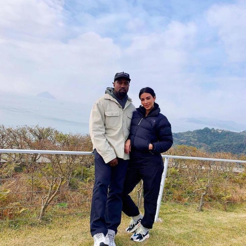 كيم كارداشيان تروج لحفل كاني ويست 