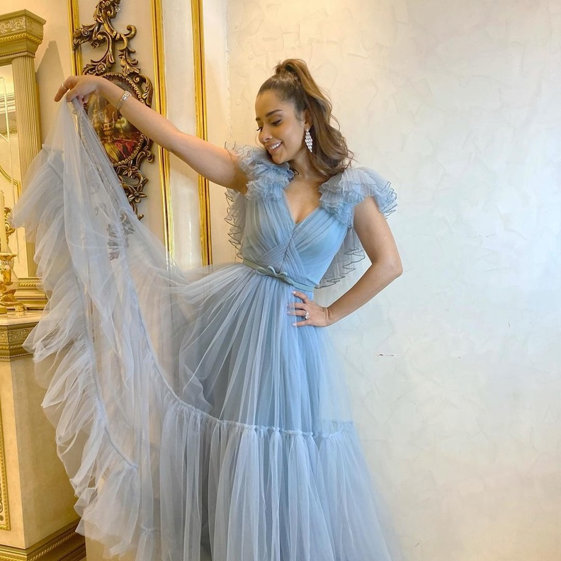 بلقيس تتألق في إطلالة ناعمة هادئة بالأزرق السماوي 