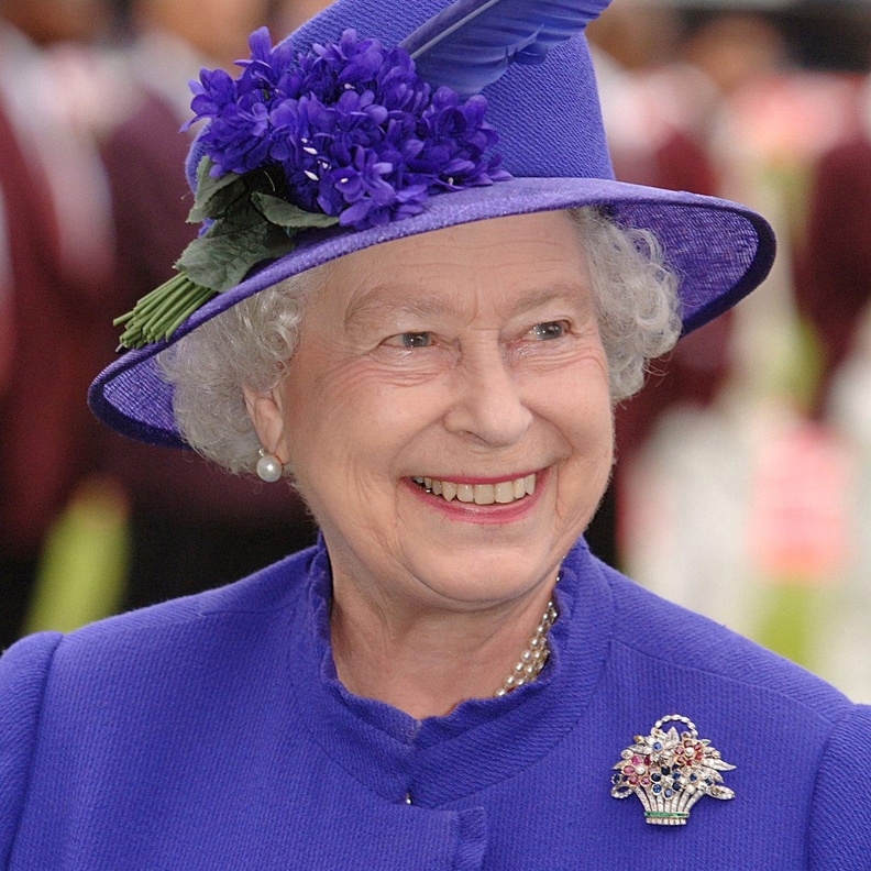 الملكة إليزابيث الثانية ترتدي بروش سلة الزهور The Flower Basket‏ المستوحاة من الطبيعة