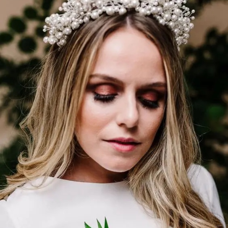 إطلالات عرائس حديثة بدون طرحة زفاف