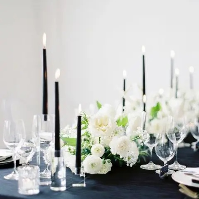 أفكار رائعة لديكور طاولات حفلات الزفاف باللونين الأسود والأبيض