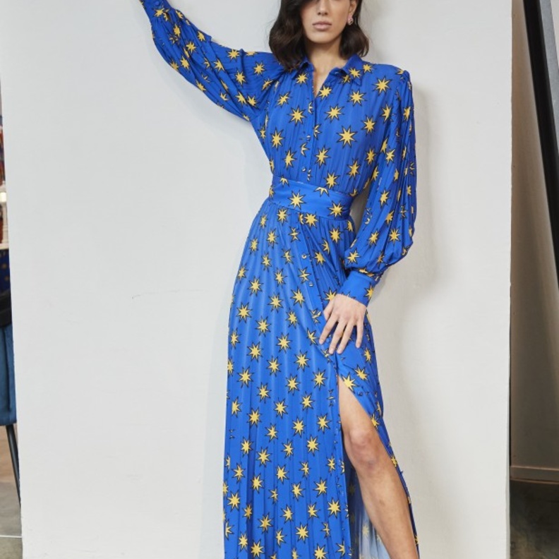 موضة ألوان الشتاء 2022-فستان باللّون الأزرق النيلي من Alessandro Enriquez