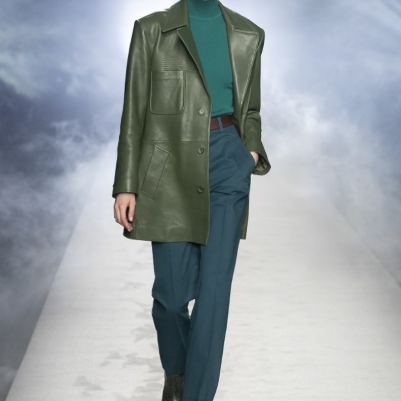 موديلات جاكيتات الجلد- جاكيت جلد باللّون الأخضر من دار Alberta Ferretti العالمية