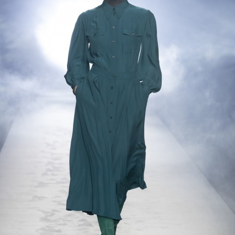 تنسيق أزياء باللّون الأزرق البترولي بإطلالة كاملة من Alberta Ferretti