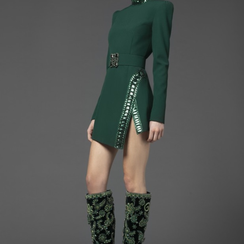 ألوان خريف وشتاء 2022- إطلالة باللّون الأخضر الساحر من Andrew GN