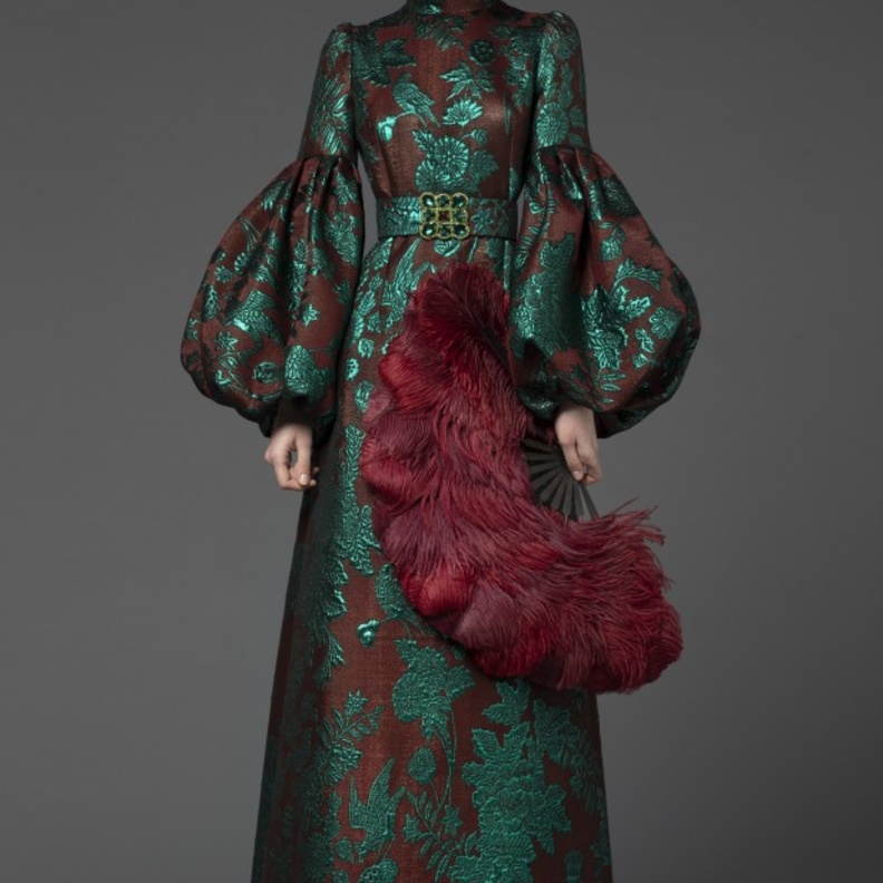 أزياء تناسب المرأة العربية- فستان بنقشة معرقة باللّونين الأخضر والأحمر القاتم من Andrew GN