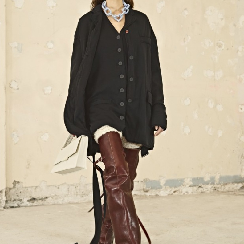 تنسيق جزمة بساق عالية باللّون البني الداكن بإطلالة من Acne