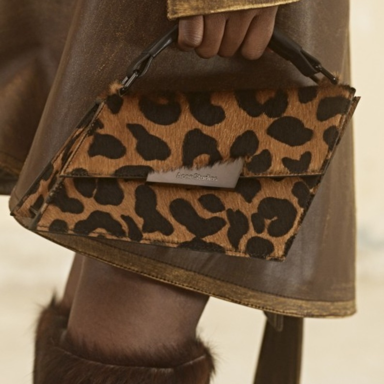 موديلات حقائب يد 2022- حقيبة يد مميّزة بنقشة الفهد من Acne