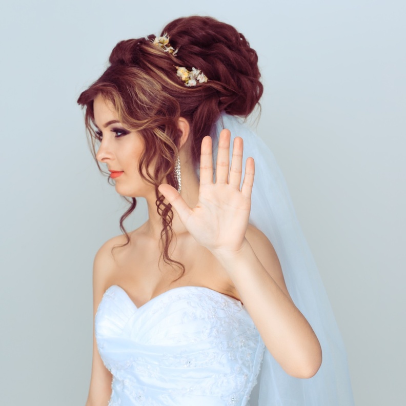 العروس تخوفت من تدخل والدتها الزائد في حفل الزفاف