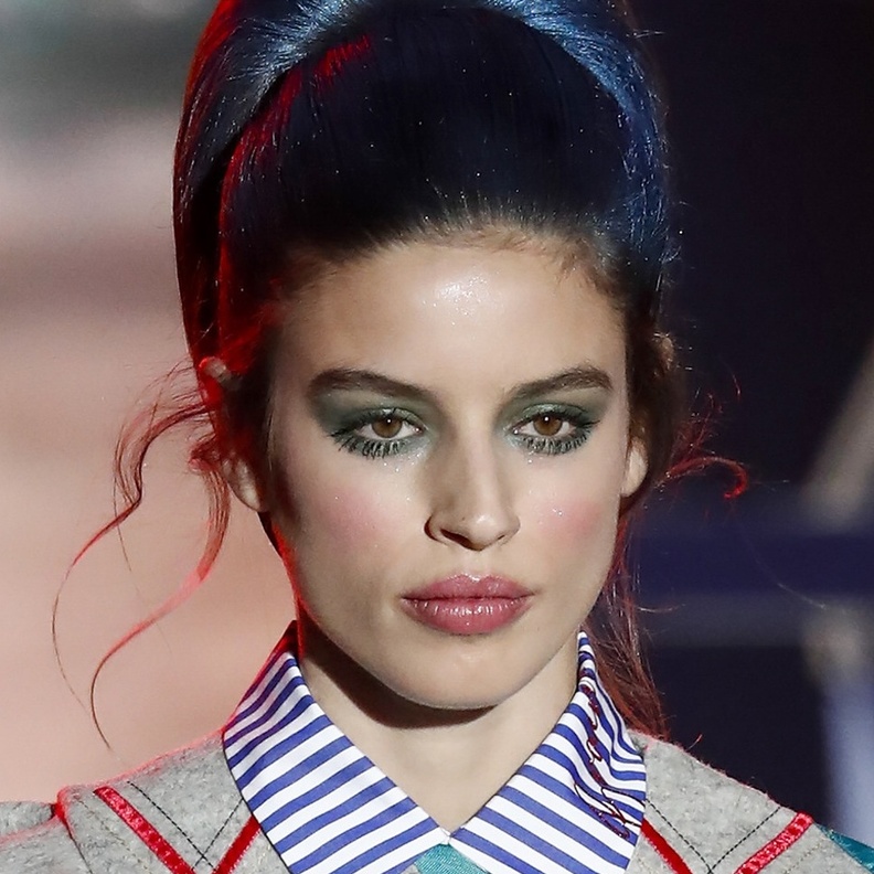 أفضل باليت ظلال عيون بدرجات الأخضر لإطلالة مشرقة في اليوم الوطني الإماراتي