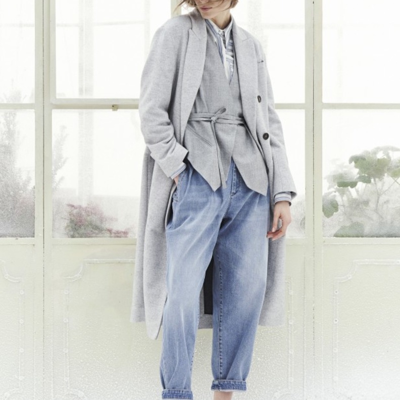 تنسيق سروال الدنيم مع اللّون الرمادي من Brunello Cucinelli