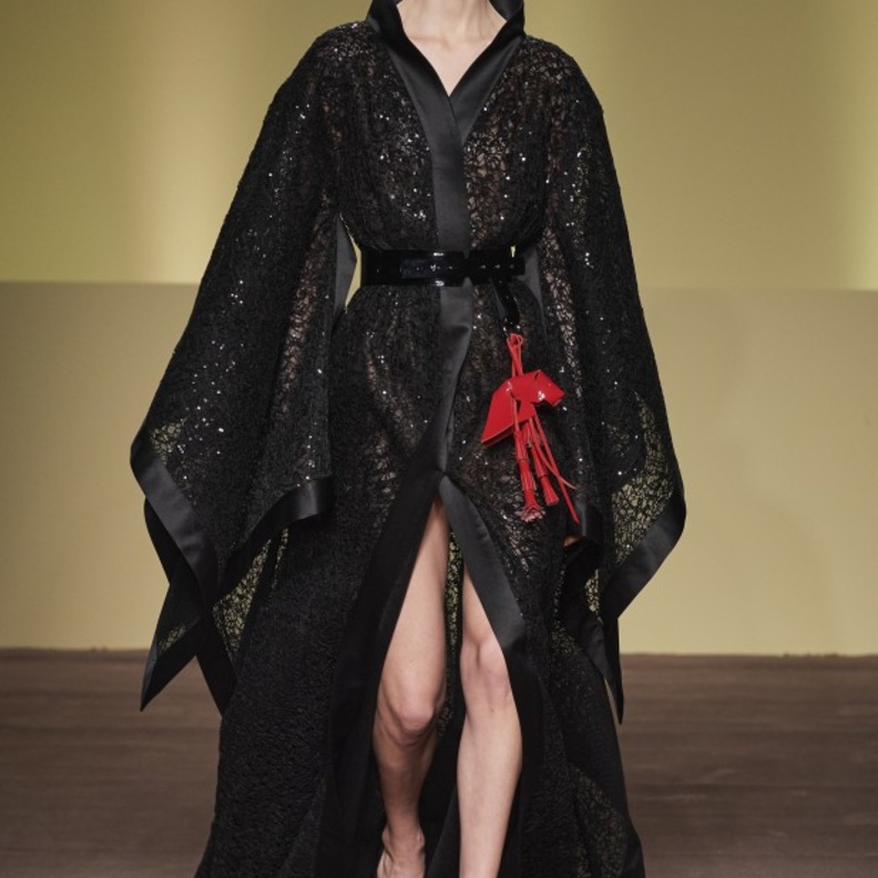 تنسيق أزياء بالّلونين الأسود والأحمر من Budapest Collection 