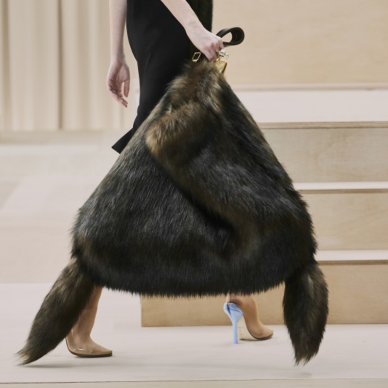 موديلات حقائب يد 2022- حقيبة يد كبيرة الحجم فرو من Burberry