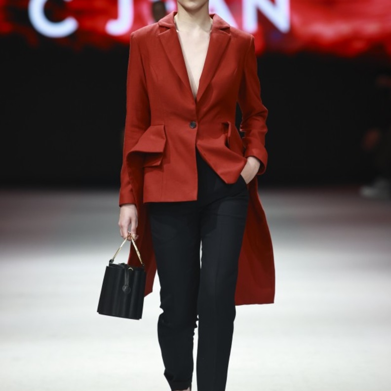 تنسيق إطلالات رسمية- إطلالة رسمية بنكهة عصرية لافتة من C Jean