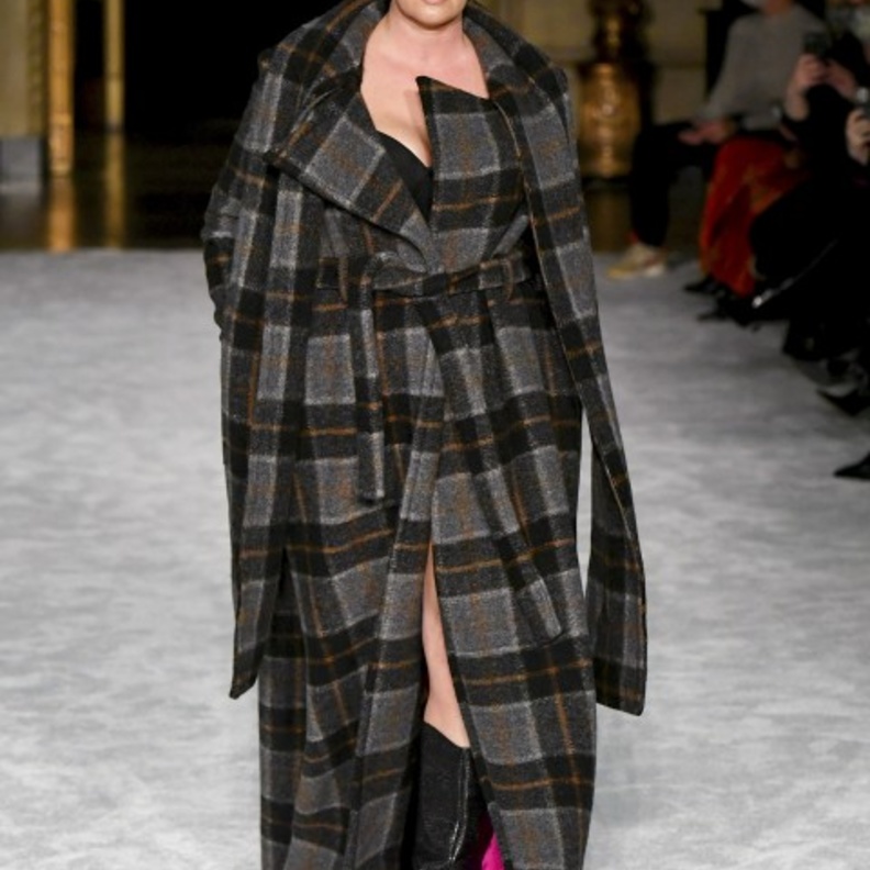 أزياء بنقشة الكارو- إطلالة بالكارو مميّزة من Christian Siriano