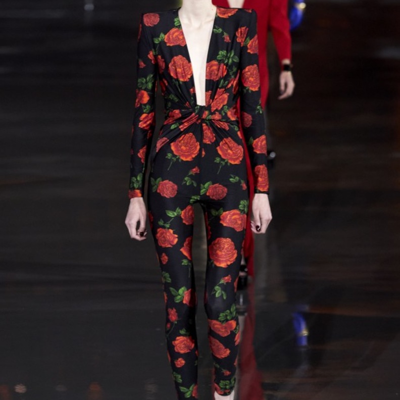 catsuit بنقشة الورود مع الأكمام الطويلة وقصة الـV neck