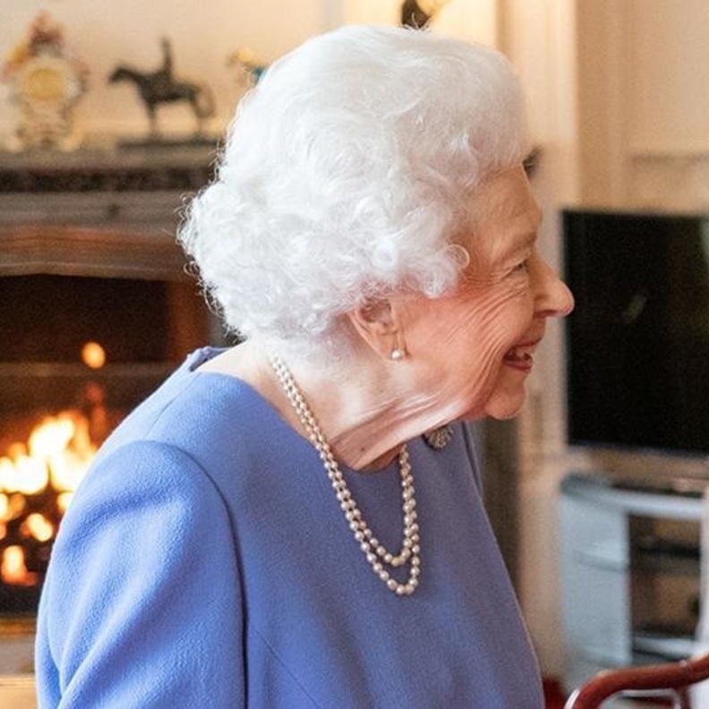 ملكة بريطانيا تكشف عن صورة لم تشاهد من قبل لأحفادها