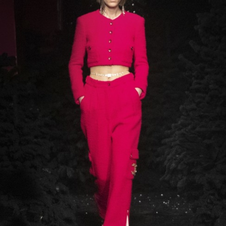 ألوان الشتاء 2022- إطلالة كاملة باللّون الفوشي من CHANEL