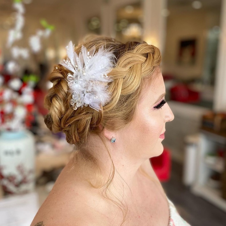 أفكار رائعة لتصفيفات شعر مرفوع لأعلى ومزين بالشرائط للعرائس