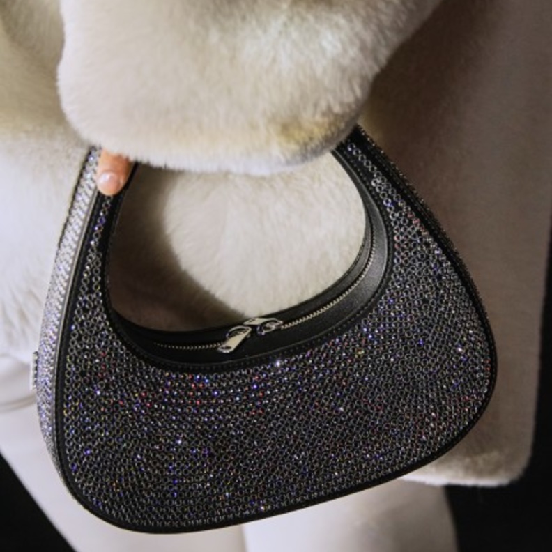 موديلات حقائب يد صغيرة- حقيبة يد لماعة سوداء من Coperni