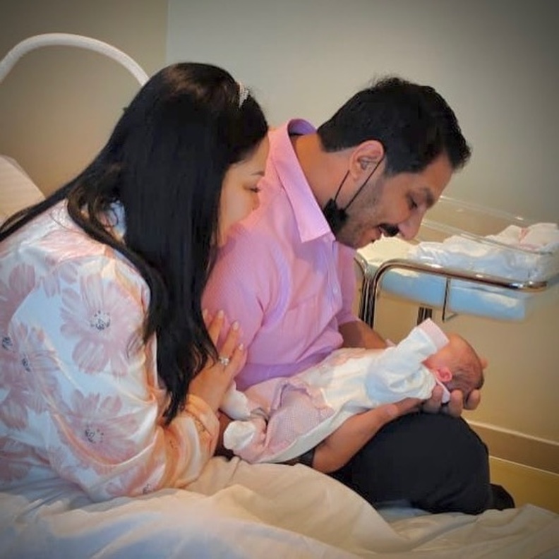 أبرز نجوم رزقوا بالأطفال في 2021 بينهن فنانة أنجبت توأم بنات